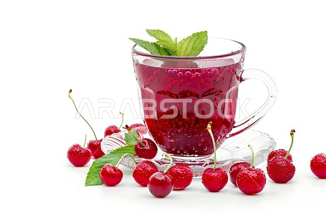 كأس من عصير الكرز المنعش المزين بالأوراق الخضراء,  كوكتيل بارد من الفواكه الطازجة، فاكهة الكرز الصيفية الموسمية المقطوفة من مزارع المملكة, منتجات محلية وطنية سعودية, عناقيد الكرز الحمراء السكرية اللذيذة