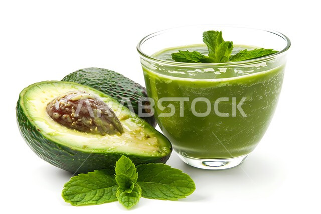  كأس من كوكتيل الأفوكادو المنعش المزين بالأوراق الخضراء, منتجات محلية وطنية سعودية, مشروب بارد من الفواكه الطازجة، فاكهة الصيف الموسمية المقطوفة من مزارع المملكة, ثمار الافوكادو الصحية والمغذية