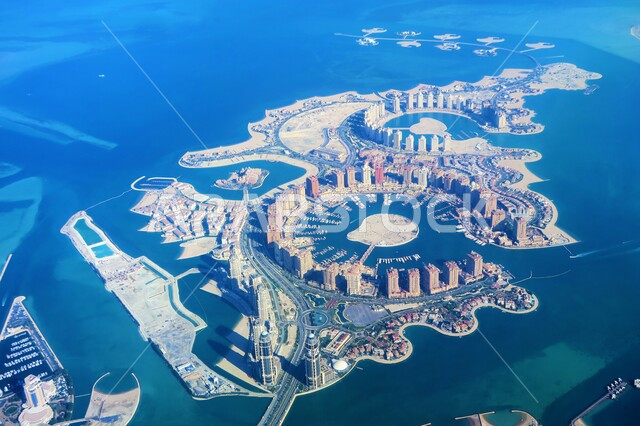 الواجهة البحرية على شاطئ الخليج العربي, التصاميم الهندسية على الطراز الحديث والمتطور، معالم سياحية طبيعية مشهورة, صورة جوية لجزيرة اللؤلؤة الاصطناعية في مدينة قطر