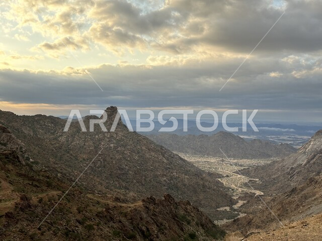 التشكيلات والتكوينات الصخرية والمرتفعات والقمم، المعالم والأماكن السياحية المشهورة، الطبيعة الجبلية في المملكة العربية السعودية، منظر شروق الشمس فوق الجبال في مدينة الطائف, خلفية السماء الملبدة بالغيوم