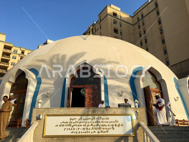 بناء دور العبادة على الطراز الإسلامي الحديث, الفن الهندسي المعماري للمساجد في مدينة دبي, مسجد عمر علي بن حيدر بمنطقة الرقة,  تجمع المسلمين من أجل أداء صلاة العيد في الامارات العربية المتحدة, المعالم والأماكن الاماراتية الدينية المشهورة 