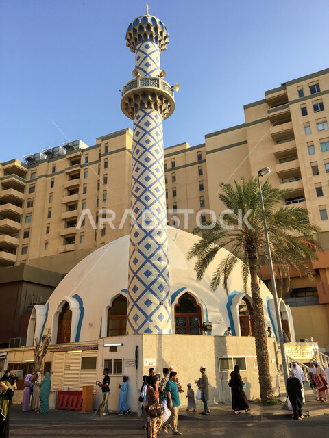 الفن الهندسي المعماري للمساجد في مدينة دبي, بناء دور العبادة على الطراز الإسلامي, مسجد عمر علي بن حيدر بمنطقة الرقة,  تجمع المسلمين من أجل أداء صلاة العيد في الامارات العربية المتحدة, المعالم والأماكن الاماراتية الدينية المشهورة 