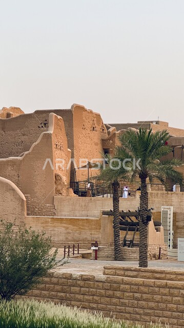  مشروع تطوير الدرعيه التاريخي ، المواقع الأثرية والسياحية في المملكة، التصاميم و الفنون الهندسية المعمارية للمباني الطينية على الطراز القديم, الأبواب الخشبية وأسوار قصر سلوى في البجيري في حي الطريف، المباني والبيوت الطينية في الدرعية القديمة بمدينة الرياض