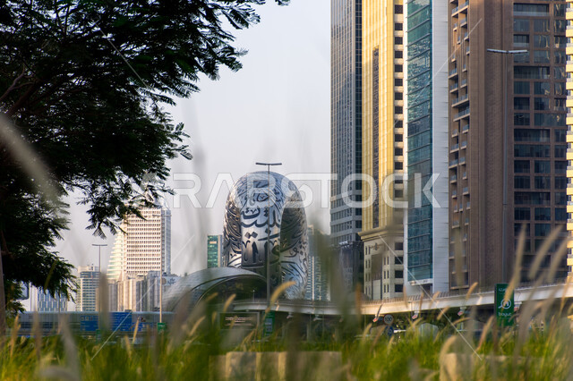 الفن الهندسي المعماري للأبراج وناطحات السحاب على الطراز الحديث، رؤيه مستقبليه إماراتية، معالم وأماكن سياحية مشهورة في الإمارات العربيه المتحده، صورة مقربة لمتحف المستقبل في إمارة دبي، التصاميم والديكورات المتميزة