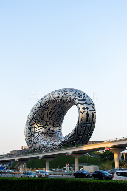 الفن الهندسي المعماري للأبراج وناطحات السحاب على الطراز الحديث، رؤيه مستقبليه إماراتية، معالم وأماكن سياحية مشهورة في الإمارات العربيه المتحده، صورة مقربة لمتحف المستقبل في إمارة دبي، التصاميم والديكورات المتميزة