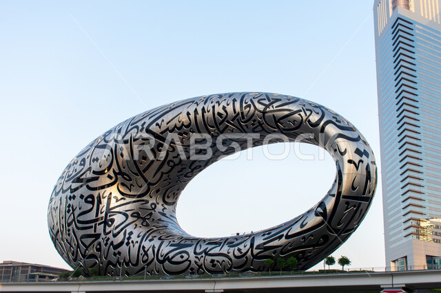 الفن الهندسي المعماري للأبراج وناطحات السحاب على الطراز الحديث، رؤيه مستقبليه إماراتية، معالم وأماكن سياحية مشهورة في الإمارات العربيه المتحده، صورة مقربة لمتحف المستقبل في إمارة دبي، التصاميم والديكورات المتميزة