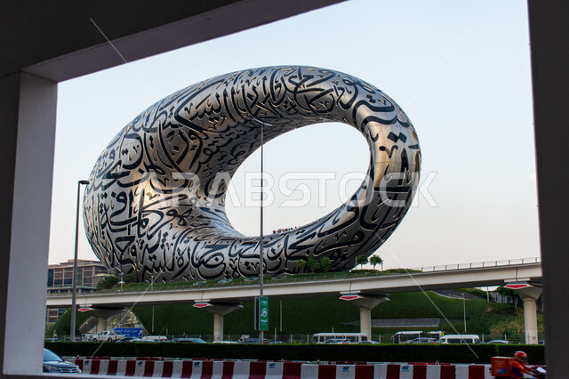 أماكن ومعالم سياحية مشهورة في الإمارات العربيه المتحده، التصاميم والديكورات المتميزة، الفن الهندسي المعماري للأبراج وناطحات السحاب على الطراز الحديث، رؤيه مستقبليه إماراتية، صورة مقربة لمتحف المستقبل في إمارة دبي