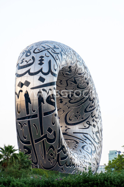 الفن الهندسي المعماري للأبراج وناطحات السحاب على الطراز الحديث، رؤيه مستقبليه إماراتية، معالم وأماكن سياحية مشهورة في الإمارات العربيه المتحده، صورة مقربة لمتحف المستقبل في إمارة دبي، التصاميم والديكورات المتميزة