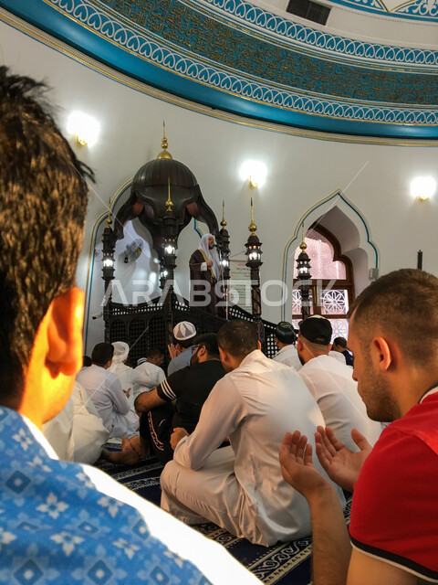 المعالم الدينية المشهورة في مدينة دبي , التصميم والديكور الداخلي لدور العبادة على الطراز الإسلامي, مسجد أحمد ماجد الغرير في منطقة الرقة, أداء شعائر الأعياد الإسلامية, تجمع المسلمين من أجل تأدية صلاة العيد في الامارات العربية المتحدة