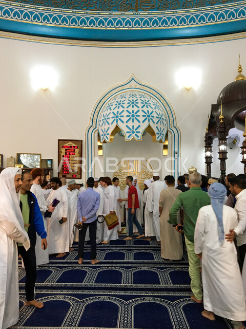 معالم ومساجد مدينة دبي المشهورة, التصميم والديكور الداخلي لدور العبادة على الطراز الإسلامي, مسجد أحمد ماجد الغرير في منطقة الرقة, أداء شعائر الأعياد الإسلامية, تجمع المسلمين من أجل تأدية صلاة العيد في الامارات العربية المتحدة
