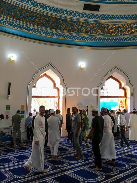  تأدية صلاة العيد في الامارات العربية المتحدة, أداء المسلمين لشعائر الأعياد الإسلامية, مسجد أحمد ماجد الغرير في منطقة الرقة, التصميم والديكور الداخلي لدور العبادة على الطراز الإسلامي, صلاة عيد الأضحى بأحد مساجد مدينة دبي