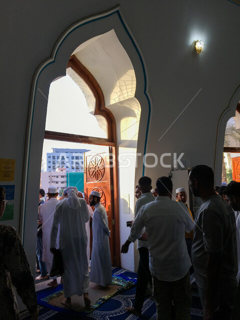  تجمع المسلمين من أجل تأدية صلاة العيد في الامارات العربية المتحدة, أداء شعائر الأعياد الإسلامية, مسجد أحمد ماجد الغرير في منطقة الرقة, التصميم والديكور الداخلي لدور العبادة على الطراز الإسلامي, صلاة عيد الأضحى بأحد مساجد مدينة دبي