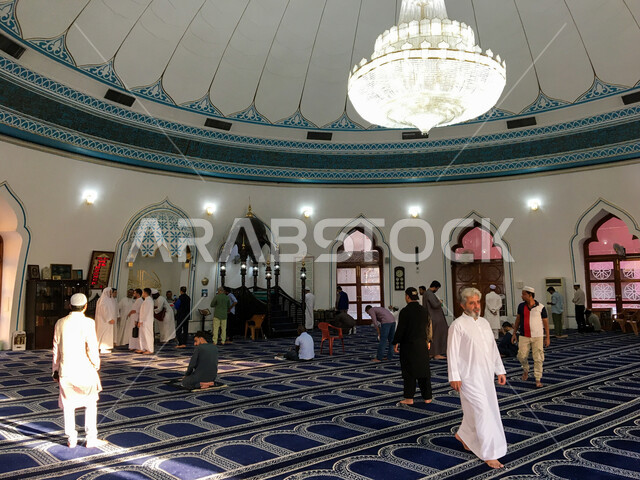 التصميم والديكور الداخلي لدور العبادة على الطراز الإسلامي, صلاة عيد الأضحى بأحد مساجد مدينة دبي, مسجد أحمد ماجد الغرير في منطقة الرقة, أداء شعائر الأعياد الإسلامية, تجمع المسلمين من أجل تأدية صلاة العيد في الامارات العربية المتحدة