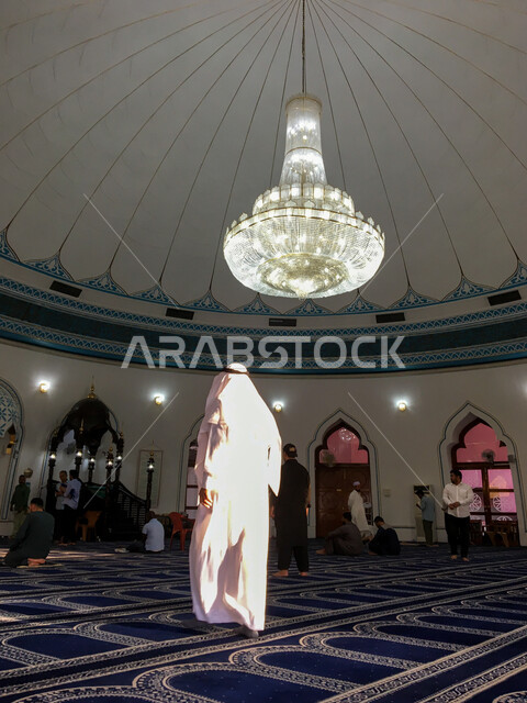 صلاة عيد الأضحى بأحد مساجد مدينة دبي, التصميم والديكور الداخلي لدور العبادة على الطراز الإسلامي, مسجد أحمد ماجد الغرير في منطقة الرقة, أداء شعائر الأعياد الإسلامية, تجمع المسلمين من أجل تأدية صلاة العيد في الامارات العربية المتحدة