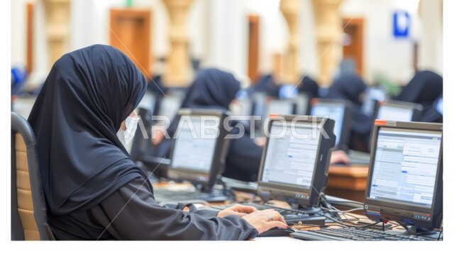مهن ووظائف إدارية مكتبية، استخدام الأجهزة الحديثة والمتطورة في أداء العمل، موظفات عربيات خليجيات سعوديات على مكاتبهن أمام الحاسوب المحمول، بيئة عمل مريحة في الشركات السعودية