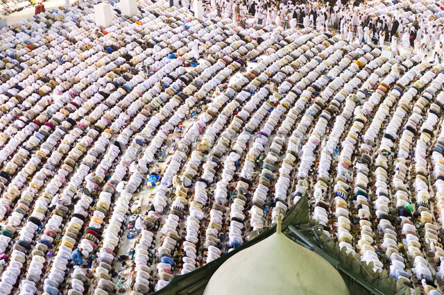  الصلاة حول الكعبة المشرفة في مكة المكرمة، تجمع الحجاج والمعتمرين في ساحة المسجد الحرام، أداء مناسك الحج والعمرة، الحرم المكي الشريف في المملكة العربية السعودية، المعالم والأماكن الدينية الإسلامية المقدسة، العبادة والتقرب الى الله تعالى
