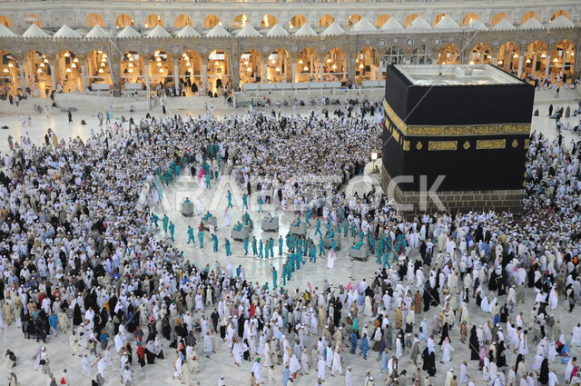 اجتماع  الحجاج والمعتمرين في ساحة المسجد الحرام ،  الطواف حول الكعبة المشرفة في مكة المكرمة،  أداء مناسك الحج والعمرة، الحرم المكي الشريف في المملكة العربية السعودية، المعالم والأماكن الدينية الإسلامية المقدسة، العبادة والتقرب الى الله تعالى