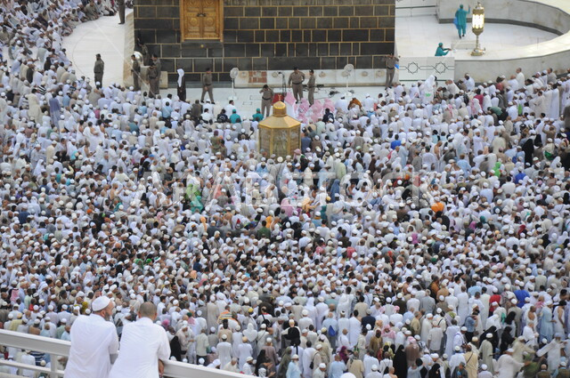  الطواف حول الكعبة المشرفة في مكة المكرمة، تجمع الحجاج والمعتمرين في ساحة المسجد الحرام، أداء مناسك الحج والعمرة، الحرم المكي الشريف في المملكة العربية السعودية، المعالم والأماكن الدينية الإسلامية المقدسة، العبادة والتقرب الى الله تعالى