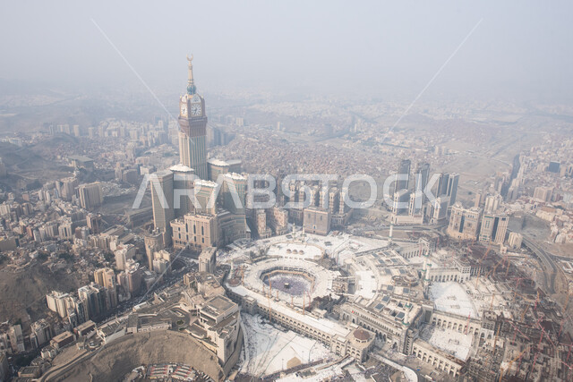  الفن الهندسي المعماري على الطراز الاسلامي للقبب والماذن، مدن ومعالم دينية إسلامية مقدسة، أداء مناسك الحج والعمرة، صورة جوية للمسجد الحرام  في الحرم المكي الشريف في مكة المكرمة في المملكة العربية السعودية.