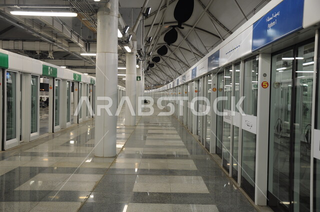 تصوير قطار المشاعر من الداخل في مشعر منى في المملكة العربية السعودية ، وجود أعمدة كبيرة بيضاء اللون ، اماكن اسلامية مقدسة في المملكة العربية السعودية، منطقة الخيام في منى في السعودية ،موسم الحج والعمرة، نقل الحجاج والمعتمرين .