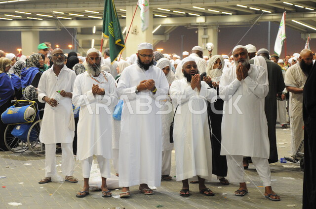 الحجاج والمعتمرين في المسعى بين الصفا والمروة، أداء مناسك الحج والعمرة بمكة المكرمة في المملكة العربية السعودية، الدعاء والتقرب وطلب المغفرة من الله تعالى، المعالم الدينية الإسلامية المقدسة، القيام بالعبادات الشعائرية