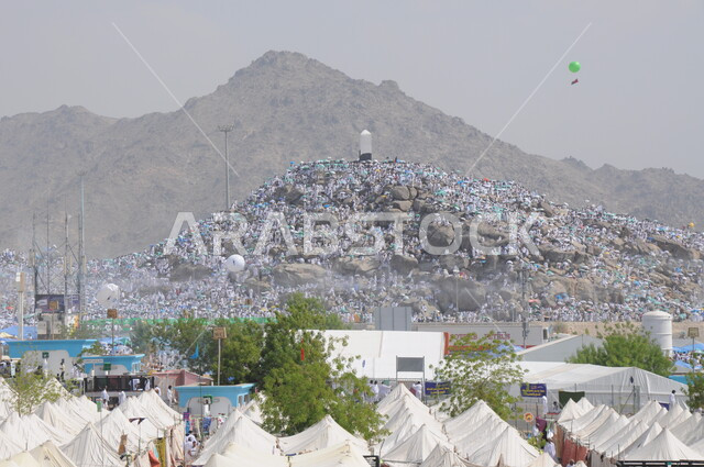حشود المسلمين يقفون بيت الله الحرام يقفون على جبل عرفات، جبل الرحمة (عرفة)، أداء مناسك الحج والعمرة بمكة المكرمة في المملكة العربية السعودية، الدعاء والتقرب إلى الله  وطلب المغفرة، المعالم الدينية الإسلامية المقدسة، القيام بالعبادات الشعائرية، منطقة الخيم للحجاج 
