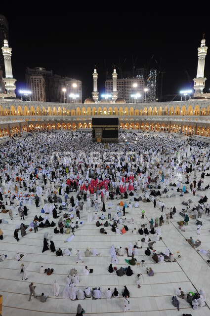 صورة لحجاج بيت الله الحرام في الحرم المكي في مكة المكرمة ،  الطواف حول الكعبة المشرفة ، ساحة الحرم المكي الشريف ، أداء فريضة الحج ، العبادة و التقرب الى الله ، معالم دينية اسلامية في السعودية