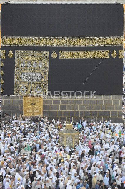  الطواف حول الكعبة المشرفة ،صورة لحجاج بيت الله الحرام في الحرم المكي في مكة المكرمة ، ساحة الحرم المكي الشريف ، أداء فريضة الحج ، العبادة و التقرب الى الله ، معالم دينية اسلامية في السعودية