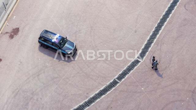  سيارة ورجل أمن في المدينة المنورة في المملكة العربية السعودية, الفن الهندسي المميز لتصميم الطرقات ، القيام بعلميات ضبط الأمان للحجاج ، الحرم المدني في المملكة العربية السعودية