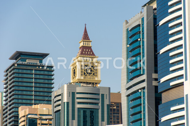 الفنون والتصاميم المعمارية للمنشآت والمباني في إمارة دبي وقت النهار، التطور والتقدم الهندسي المعماري للأبراج وناطحات السحاب في الامارات العربية المتحدة، الفنادق والمنتجعات السكنية والتجارية الفاخرة، المعالم والأماكن السياحية المشهورة