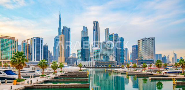الفن الهندسي المعماري على الطراز الحديث والمتطور للمباني السكنية, الواجهة البحرية المطلة على ساحل الخليج العربي، أفق مدينة دبي, النهضة الاقتصادية والتطور العمراني لأبراج وناطحات السحاب في الامارات العربية المتحدة،  معالم سياحية مشهورة