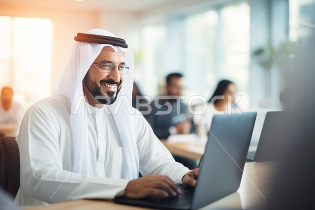 بيئة عمل مريحة في الشركات الإماراتية، استخدام الأجهزة التقنية الحديثة في الأعمال المكتبية، مجموعة من الموظفين العرب الخليجيين الإماراتيين يجلسون على مكاتبهم أمام الحواسيب المحمولة، مهن ووظائف إدارية، إيماءات البهجة والسرور أثناء أداء المهام