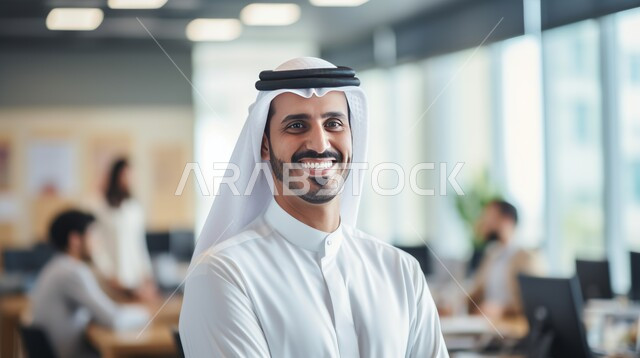 مهن ووظائف إدارية، بيئة عمل مريحة في الشركات الإماراتية، رجل عربي خليجي إماراتي مبتسم يرتدي الكندورة والغترة ينظر إلى الكاميرا بإيماءات البهجة والسرور