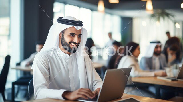 إيماءات البهجة والسرور أثناء أداء المهام، مهن ووظائف إدارية، بيئة عمل مريحة في الشركات الإماراتية، استخدام الأجهزة التقنية الحديثة في الأعمال المكتبية، رجل أعمال عربي خليجي إماراتي يقوم باستخدام الحاسوب المحمول في إدارة شؤون العمل