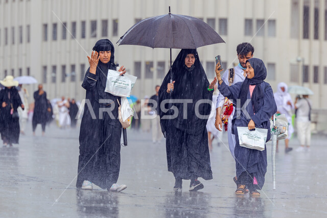 التقاط صور تذكارية بإيماءات السعادة في مكة المكرمة , العبادة و التقرب إلى الله تعالى , حجاج يرتدون ملابس الإحرام يقومون بأداء مناسك الحج و العمرة بتعابير الدعاء , الركن الخامس من أركان الإسلام