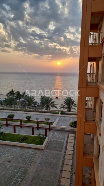 مركز الملك عبدالله المالي كافد في المملكة العربية السعودية, تنمية وتطور العمران وناطحات السحاب في مدينة الرياض, الأبراج المالية والمنشآت الاقتصادية في وقت النهار, الفن الهندسي على الطراز المعماري الحديث والمتطور، صورة لبناء في وقت الغروب.