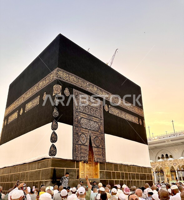 الحرم المكي الشريف في مكة المكرمة بالمملكة العربية السعودية ، أداء مناسك الحج والعمرة ، موسم الحج 2024، الحجاج المسلمين حول الكعبة المشرفة في بيت الله الحرام ، القيام بالطواف عند غروب الشمس.