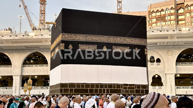 الحجاج المسلمين حول الكعبة المشرفة في مكة المكرمة ،الحرم المكي الشريف في مكة المكرمة بالمملكة العربية السعودية ، أداء مناسك الحج والعمرة ، موسم الحج 2024 ،  الطواف عند الغروب