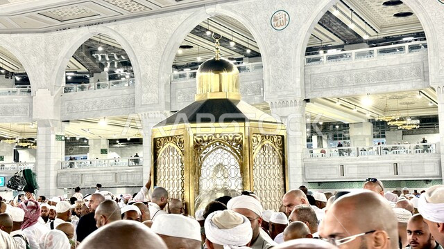 حجاج بيت الله الحرام في الحرم المكي الشريف بمكة المكرمة في المملكة العربية السعودية، أداء مناسك الحج والعمرة، الحجاج يمشون في المجمع الداخلي للمسجد الحرام، العبادة والتقرب إلى الله، اسلاميات وعبادة، أماكن إسلامية مقدسة