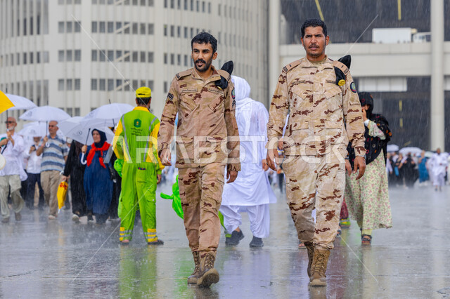 تقديم خدمات الأمن و الأمان للحجاج و المعتمرين , أداء مناسك الحج و العمرة , أماكن إسلامية مقدسة في المملكة العربية السعودية , صورة لرجلين أمن يرتديان البدلة العسكرية يقومان بحراسة المكان