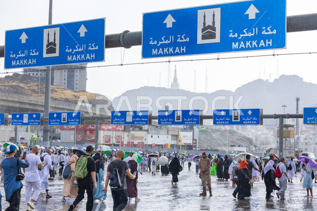 ذهاب الحجاج إلى مكة المكرمة لتأدية مناسك الحج , أماكن إسلامية مقدسة , العبادة و التقرب إلى الله , زيارة بيت الله الحرام , الركن الخامس من أركان الإسلام