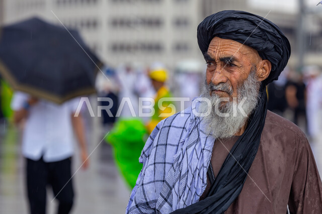 تأدية الركن الخامس من أركان الإسلام , زيارة بيت الله الحرام في مكة المكرمة , رجل مسلم كبير في السن يقوم بأداء مناسك الحج , العبادة و التقرب إلى الله