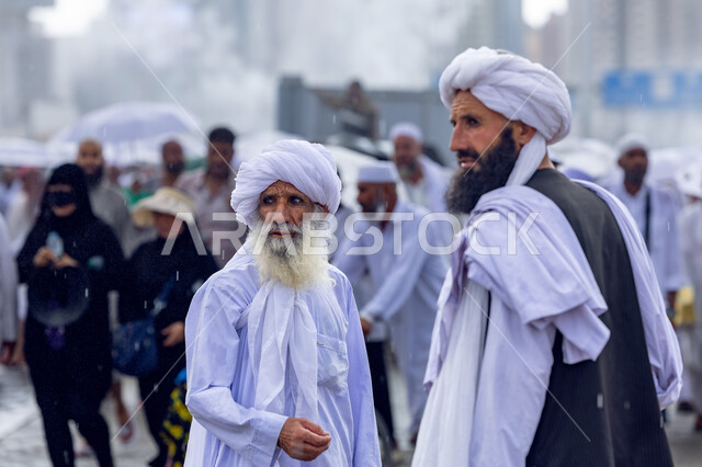 أداء فرائض الدين الإسلامي , زيارة بيت الله الحرام في الحرم المكي الشريف , رجلان مسلمان كبيران في السن يقومان بتأدية مناسك الحج و العمرة , الركن الخامس من أركان الإسلام