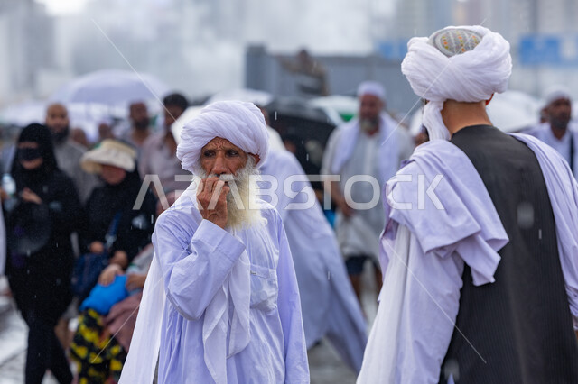 زيارة بيت الله الحرام في الحرم المكي الشريف , أداء فرائض الدين الإسلامي , رجل مسلم كبير في السن يقوم بتأدية مناسك الحج و العمرة , الركن الخامس من أركان الإسلام