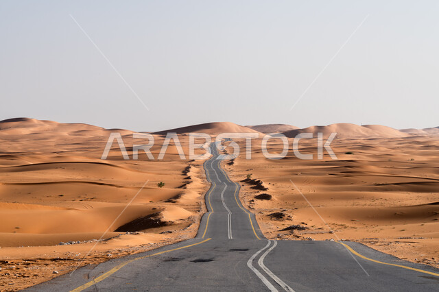  التطور والنمو العمراني في صحاري المملكة, تسهيل التنقلات بين المناطق البرية والمدن، شارع معبد لمرور السيارات وتسريع حركة المسافرين, طريق اسفلتي ممتد على طول الصحراء, تشكل الكثبان والتلال الرملية, البيئة الصحراوية الجافة في السعودية