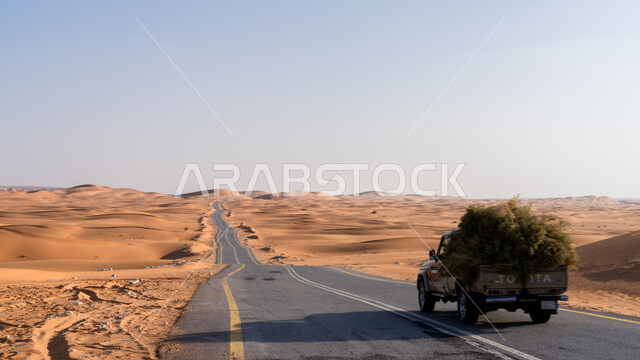  شارع معبد لمرور السيارات وتسريع حركة المسافرين, تشكل الكثبان والتلال الرملية, طريق اسفلتي ممتد على طول الصحراء, النمو والتطور العمراني في صحاري المملكة, البيئة الصحراوية الجافة في السعودية, تسهيل التنقلات بين المناطق البرية والمدن