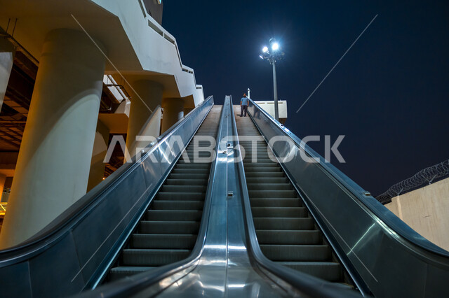 سلالم كهربائية لسهولة صعود و نزول الحجاج , أماكن و معالم إسلامية دينية مقدسة , موسم الحج في المملكة العربية السعودية , زيارة بيت الله الحرام في مكة المكرمة