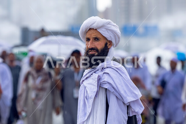 زيارة بيت الله الحرام في مكة المكرمة , العبادة والتقرب إلى الله , رجل يرتدي ملابس الاحرام يقوم بأداء مناسك الحج و العمرة , أماكن إسلامية دينية مقدسةأماكن