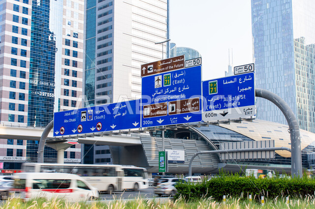 حركة مرور السيارات في شارع الشيخ زايد في دبي بالامارات العربية المتحدة، وسائل النقل والمواصلات، تدعيم وتأهيل الطرقات باللافتات الإرشادية الدلالية