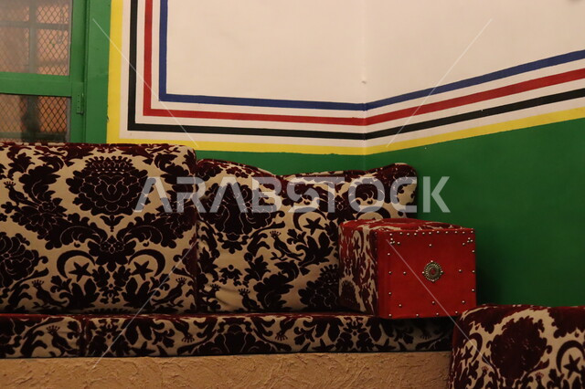  التصميم والديكور الداخلي على الطراز التقليدي السعودي، المفروشات التراثية السعودية, المنازل الشعبية القديمة في المملكة، زينة وأثاث أثري بسيط